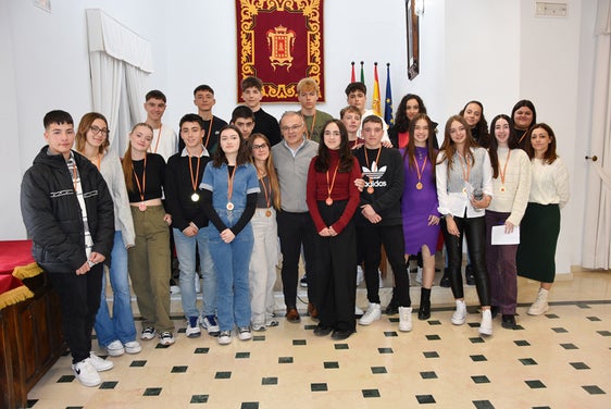 Los integrantes del Pleno Juveni, junto al alcalde Pedro Ramos y la concejal Lidia Sánchez