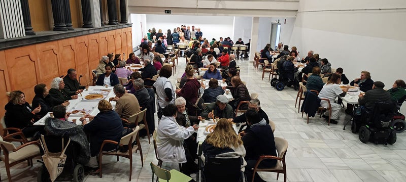 Chocolate con churros para los usuarios y trabajadores del servicio de Ayuda a Domicilio