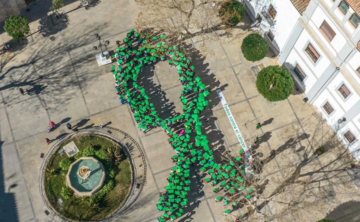 300 personas forman un gran lazo humano en Baza bajo el lema «Todos contra el cáncer»