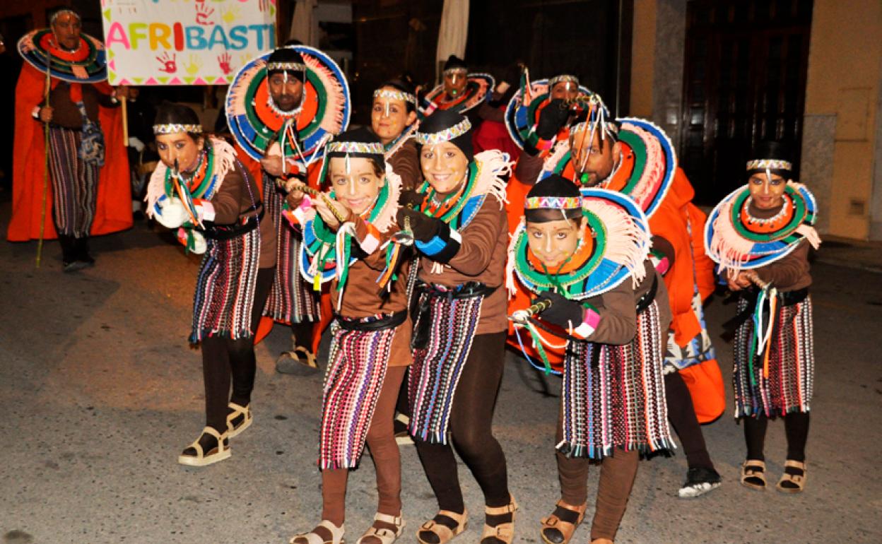 Uno de ls grupos participantes en el desfile de carnaval en Baza