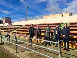 Visita de politicos de Diputación y municipales a las pistas de Atleta José Luis Martinez