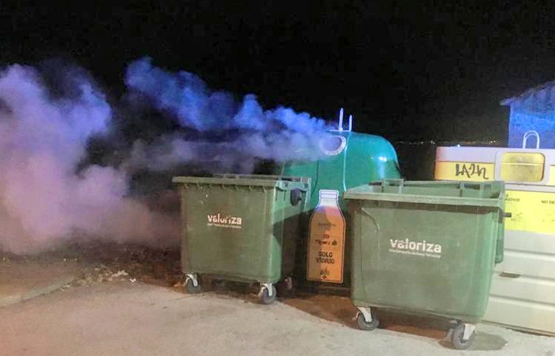 Contenedores ardiendo debido a las brasas mal apagadas