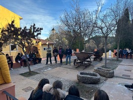 Estudiantes participantes en las plantaciones, reunidos en el Centro de Visitantes de Narváez en el PN Sierra de Baza