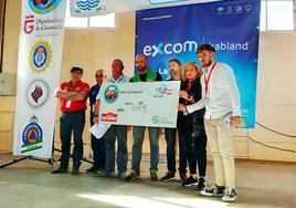 Entrega del cheque a la AECC