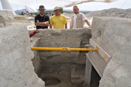 Los arqueólogos responsables de la excavación, ante la tumba 183.