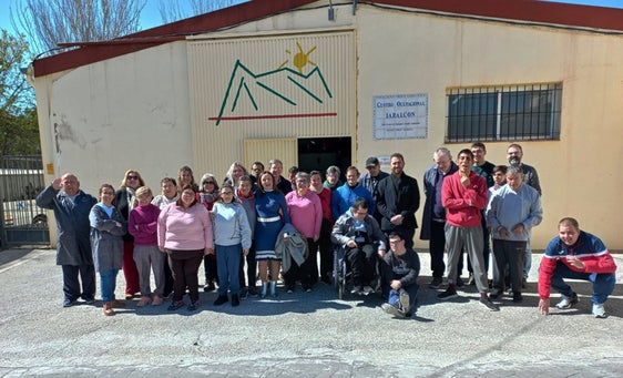 Carmen Rocío Martinez y Juan Francisco Torregrosa junto a usuarios del centro y responsables del mismo