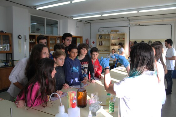 Pruebas en el laboratorio en una edición anterior de la Semana de Ciencia en el IES José de Mora