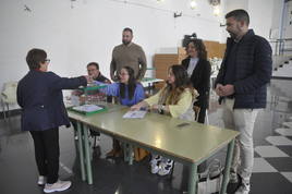 Una vecina vota en la única mesa electoral del referéndum de Cuevas del Campo en presencia de la alcaldesa y dos de sus concejales.