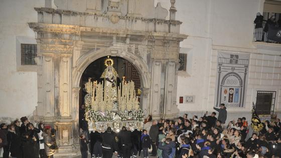 La Soledad y el Cristo de la Misericordia procesionan pese al frio y el fuerte viento