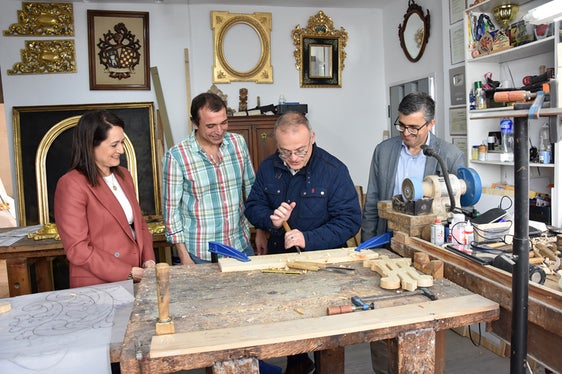 La Junta destaca la labor del tallista Esteban Jiménez en los Días Europeos de la Artesanía