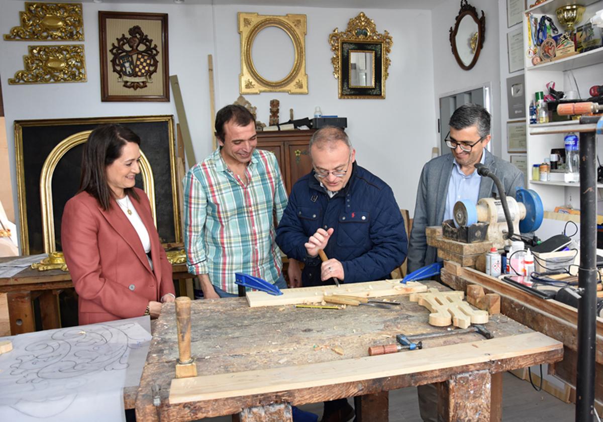 El alcalde de Baza probando su habilidad en la talla de madera