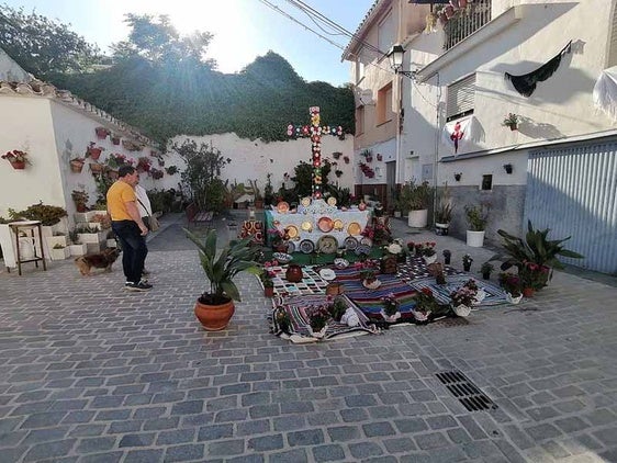 Éxito de las cruces de mayo de Baza