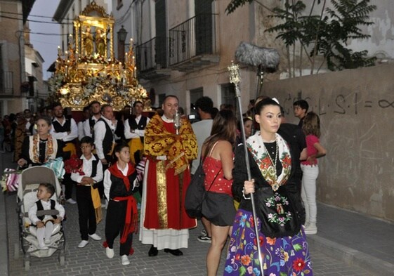 Procesión de las Santas, por delante del trono la concejal de festejos, Lucia Lozano