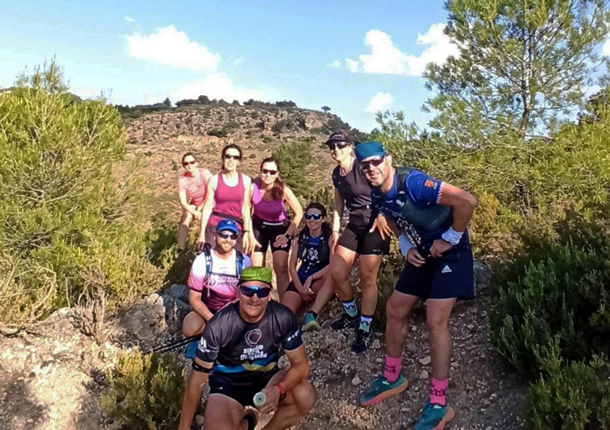 Integrantes del Club Bastitanes, revisando el circuito del trail El Bastitan