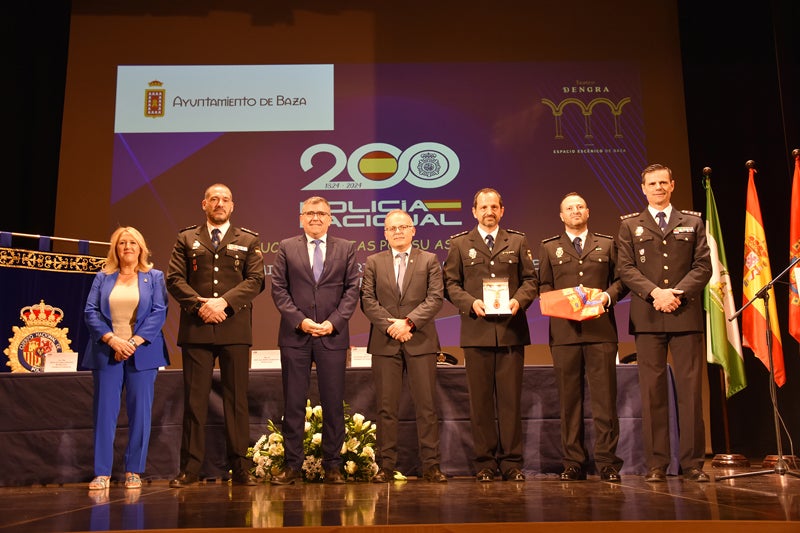 Acto de entrega de Medalla de la Ciudad y la bandera de Baza a la Comisaría de la Policía Nacional