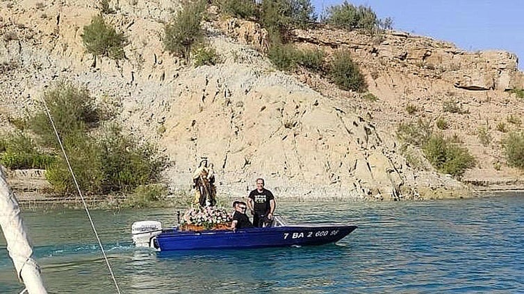 La Virgen del Carmen procesiona por las aguas del Negratín
