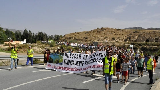 Un millar de personas se manifiestan en Fuencaliente para defender los acuíferos de Huéscar