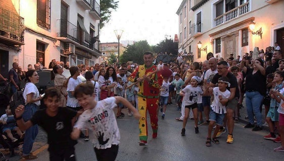 Cientos de niños viven con ilusión el Cascamorras Infantil de la mano de Jesús Samaniego