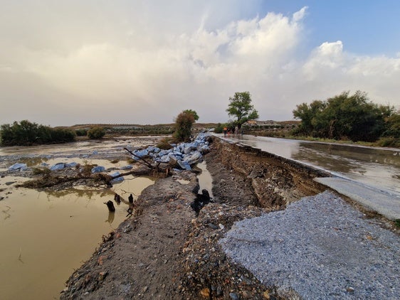 Carretera A-4200 cortada a la altura del puente sobre el río Baza.