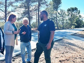 José Hernandez y Mari Carmen Pérez durante su viista a la zona de la tala