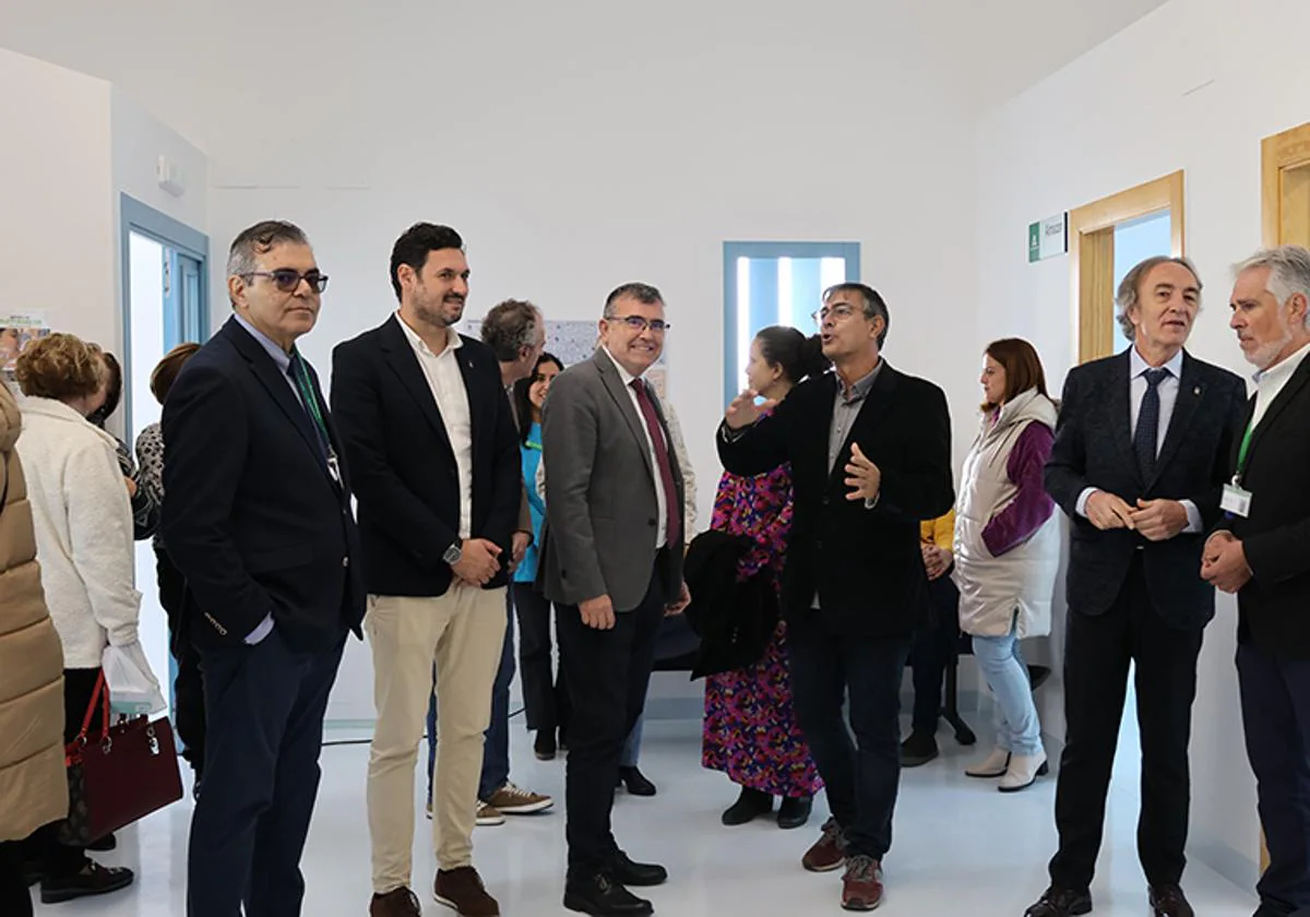 Autoridades durante la visita al consultorio médico de Orce