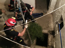 Los bomberos de Baza durante el rescate de la mujer accidentada al caer a un pozo en Cúllar