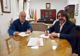 Pedro Justo Ramos alcalde de Baza y Antonio Martínez Peñalver presidente de Cruz Roja Baza