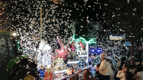 Los Reyes Magos llenaron de ilusión las calles de Baza en una multitudinaria Cabalgata