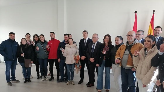 Gobierno y Junta entregan las llaves de una promoción de diez alojamientos de alquiler social en Baza