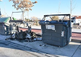 Continua la quema de contenedores por depositar en ellos brasas sin apagar