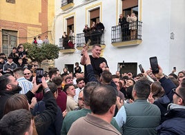 Santiago Corral, levanata la cruz, señal de haber robado el Santo en Caniles