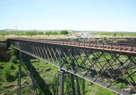 Puente Baúl en el antiguo trazado del ferroviarío Guadix-Baza-Almendricos cerrado hace 40 años.