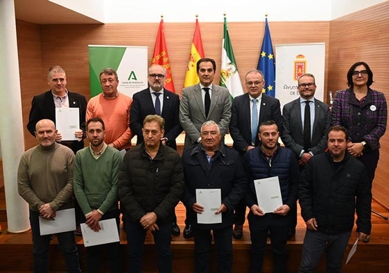 Consejero con algunos de los alcaldes presentes en el acto