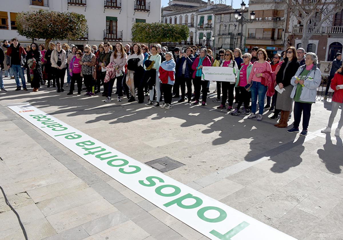 Asistente al acto anual de la AECC en la Plaza Mayor de Baza