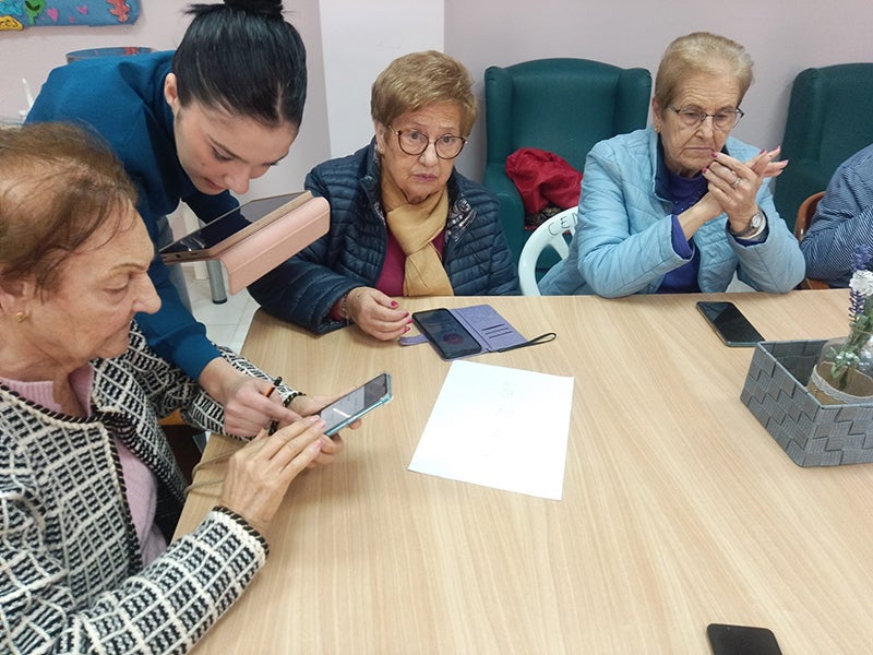 Las personas mayores de Cuevas del Campo aprenden a manejar sus móviles y tablet