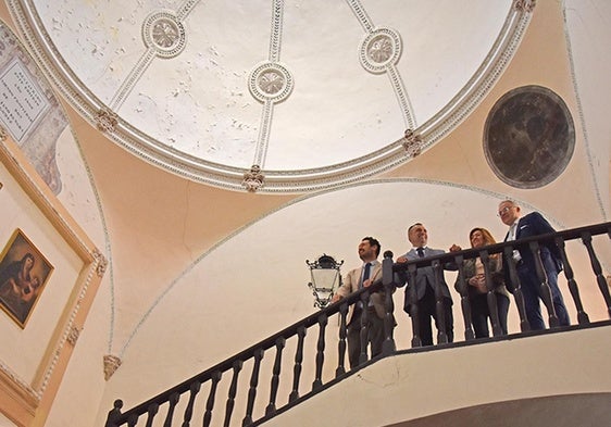 Francis Rodriguez en la escalera barroca del edificio