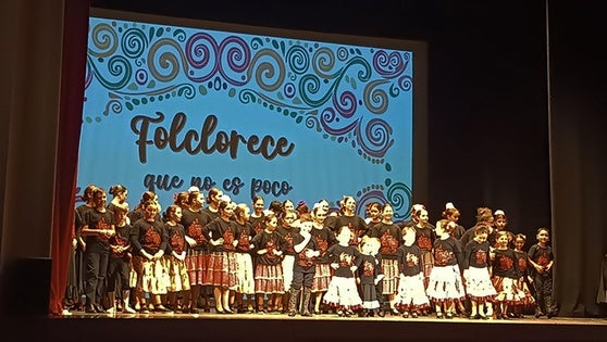 La Escuela Municipal de Danza Tradicional deslumbra con el espectáculo «Folclorece que no es poco»
