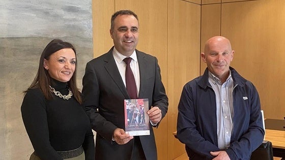 La alcaldesa de Cuevas del Campo y el presidente de la Diputación estudian las necesidades del municipio