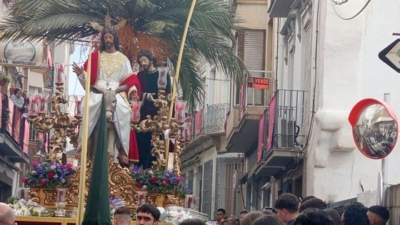 Unos tenues rayos de sol facilitan el camino de Jesús de la Paz