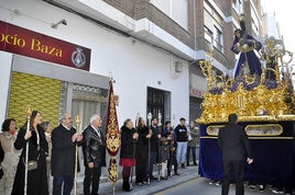 El Nazareno recibe el saludo de la Hermandad del Rocío de Baza en la calle del Agua