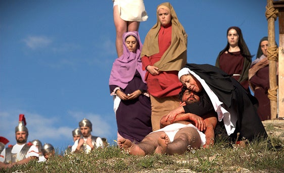 María abraza a su hijo tras ser crucificado una vez descendido de la cruz