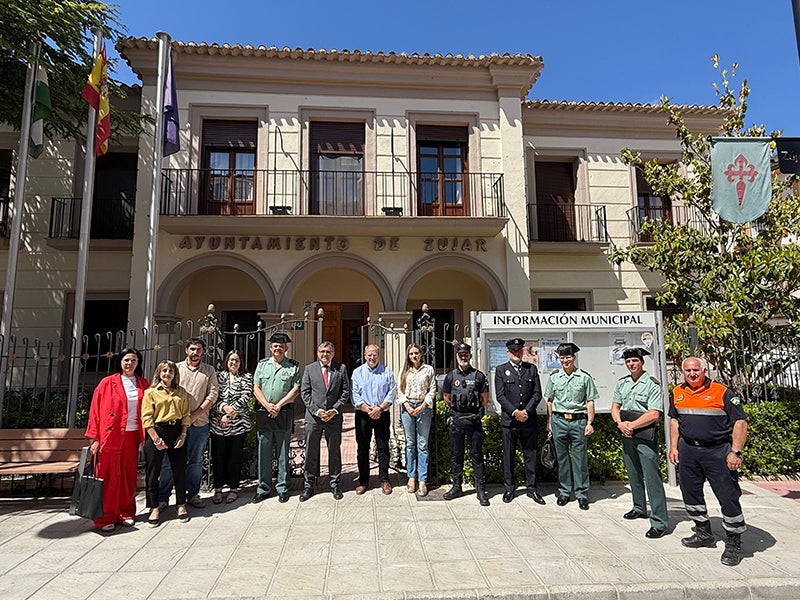 José Antonio Montilla y Salvador Moreno, concejales y cuerpos de seguridad delante del Ayuntamiento