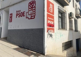Sede del PSOE de Baza con pintadas.