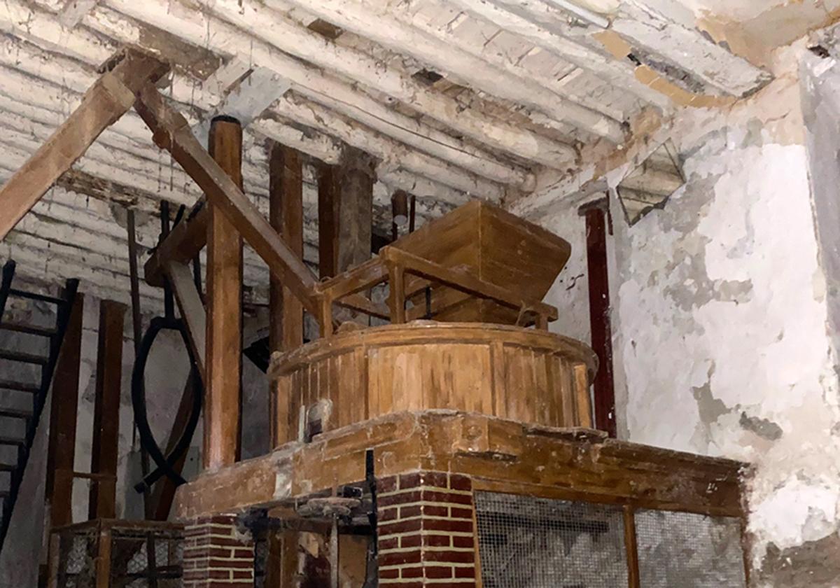 Maquinaria de madera del viejo molino