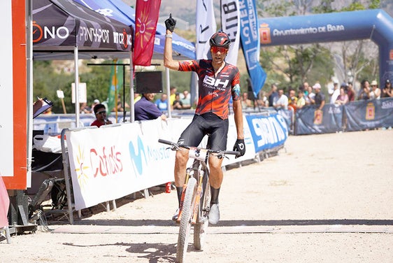 David Valero entrando en meta en el circuito que lleva su nombre en Baza
