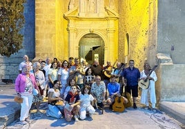 La Cuadrilla de Despertadores en la puerta de la Iglesia de Santa Maria esta madrugada
