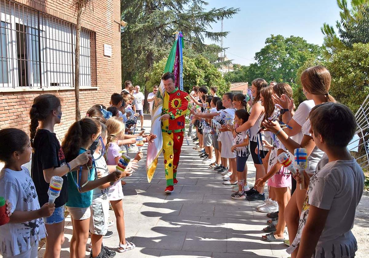 El Cascamorras de Honor, Jesús Samaniego, visita la Escuela de Verano.