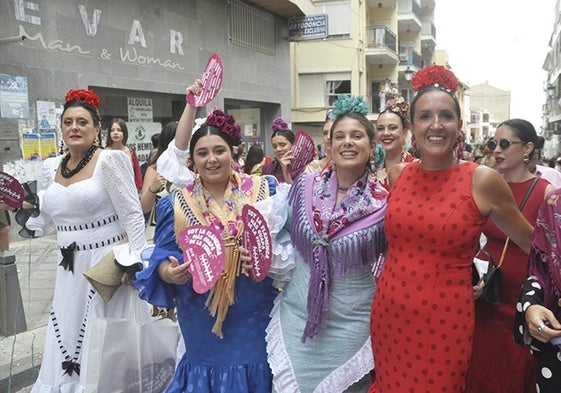 Alegria y diversión en durante el desfile de carrozas en la feria de Baza