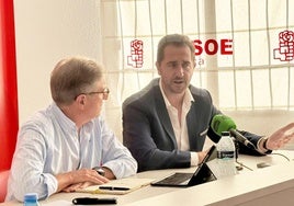 Juan Francisco Torregrosa y Manolo Gavilan, en la sede del PSOE de Baza