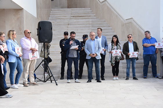 Decenas de personas participan en la concentración por la agresión a una trabajadora social en Baza